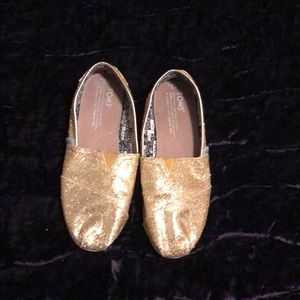 Shoes glittery gold gently used !